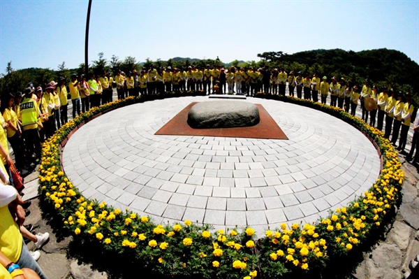 "민주주의 최후의 보루는 깨어있는 시민의 조직된 힘이다" 고 노무현 대통령의 묘소에 참배하는 깨시국 순례자들 