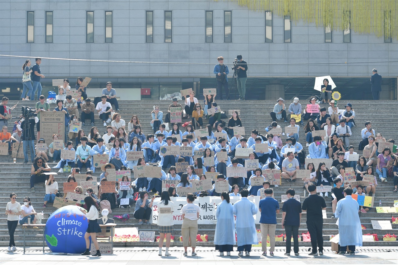  한국청소년기후소송단 회원들이 24일 오후 서울 종로구 세종문화회관 중앙계단에서 기후변화에 대해 행동할 것을 요구하는 '524청소년기후변화 해결 촉구 공동행동 집회를 개최하고 있다. 2019.05.24