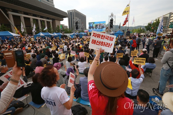 세종문화회관앞(왼쪽 건물)에서 자유한국당 장외집회가 준비되는 가운데, 광화문광장에 모인 시민들이 '자유한국당 해산'을 촉구하고 있다.