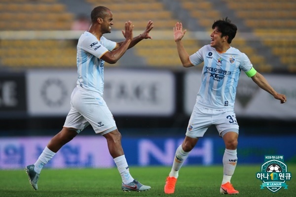 주니오 울산 공격수 주니오가 성남전에서 득점에 성공한 이후 팀 동료 박주호와 기쁨을 나누고 있다. 