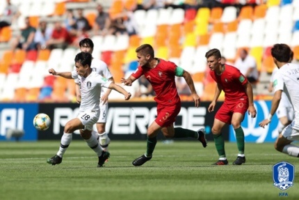 한국-포르투갈 돌파를 시도하는 조영욱