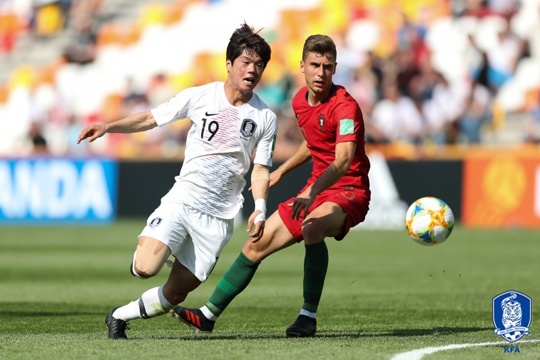 U-20 대표팀 최준이 2019 U-20세 이하 월드컵 F조 1차전 포르투갈과의 경기에서 포르투갈 선수와 볼 쟁탈전을 벌이고 있다