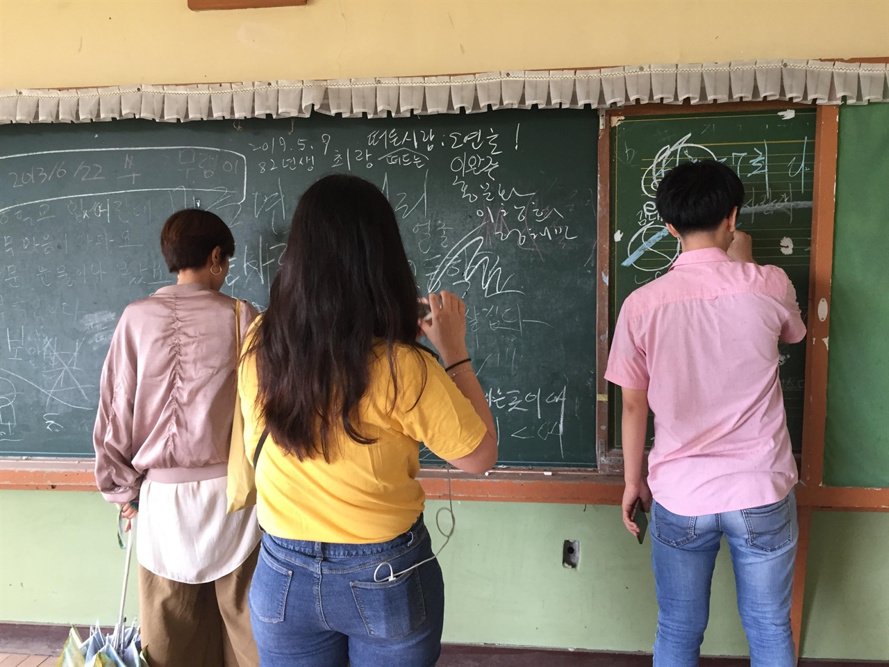 어린이가 된 것처럼! 칠판에 낙서를 하고, 떠든 사람을 고자질했어요. 하하하, 정말 오랜만에 어린 시절의 학교로 돌아간 느낌이었습니다. 저요? 떠든사람이죠! 