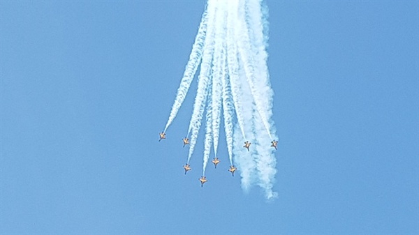 공군 20전투비행단에서는 대한민국 공군 창군 70주년을 맞아 41회 공군참모총장배 2019 스페이스 챌린지(Space Challenge) 충남지역 예선 대회가 열렸다.공군특수비행팀 '블랙이글스'가 축하비행을 하고 있다. 