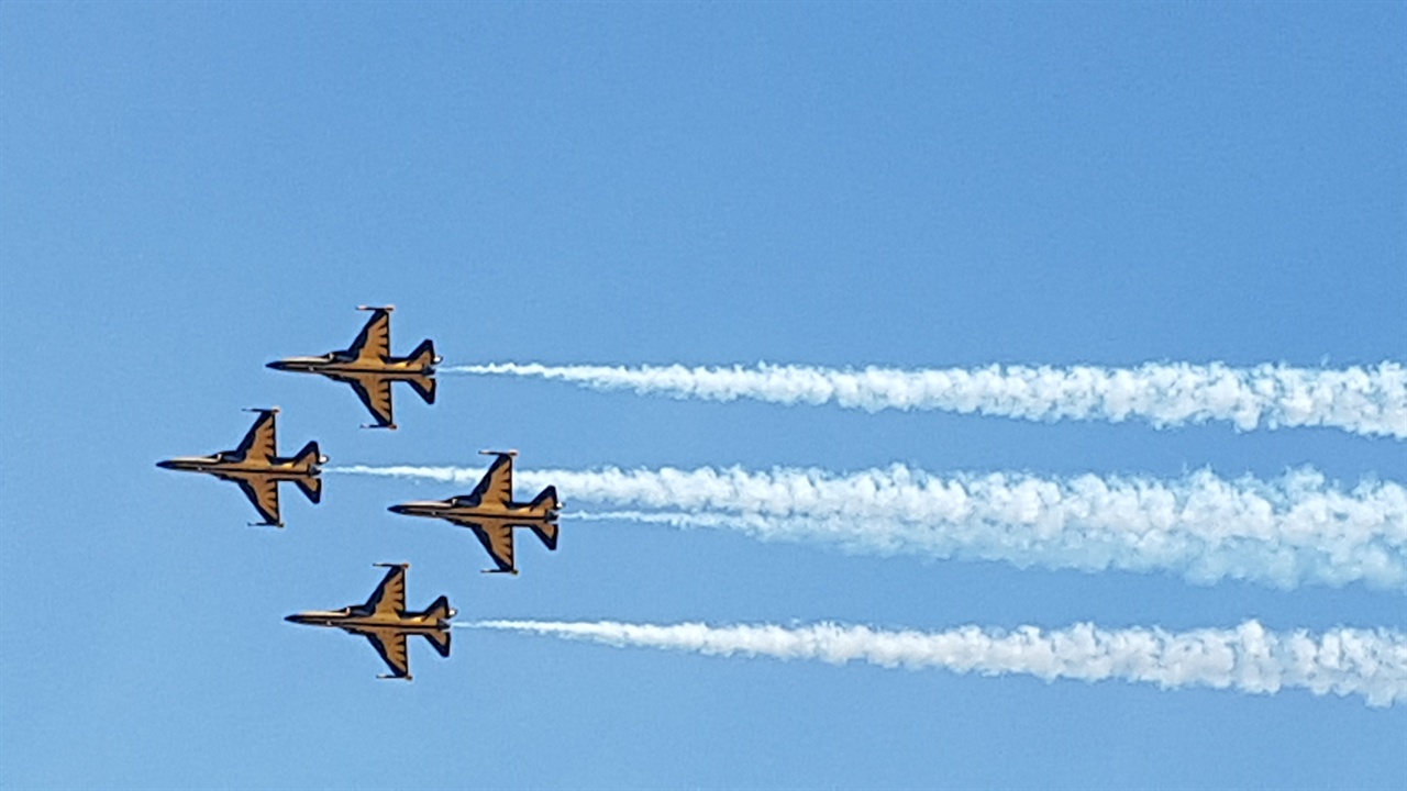  41회 공군참모총장배 2019 스페이스 챌린지(Space Challenge) 충남지역 예선 대회가 열린 26일, 공군 20전투비행단에서 공군특수비행팀 '블랙이글스'가 축하비행을 하고 있다. 