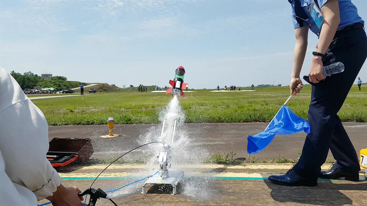 올해로 41회를 맞은 공군참모총장배 'Space Challenge 대회는 국내 최고의 항공우주 축제로 초등학생부터 고등학생까지 참가했다.물로켓부분에 참가한 한 학생이 물로켓을 쏘아올리고 있다. 