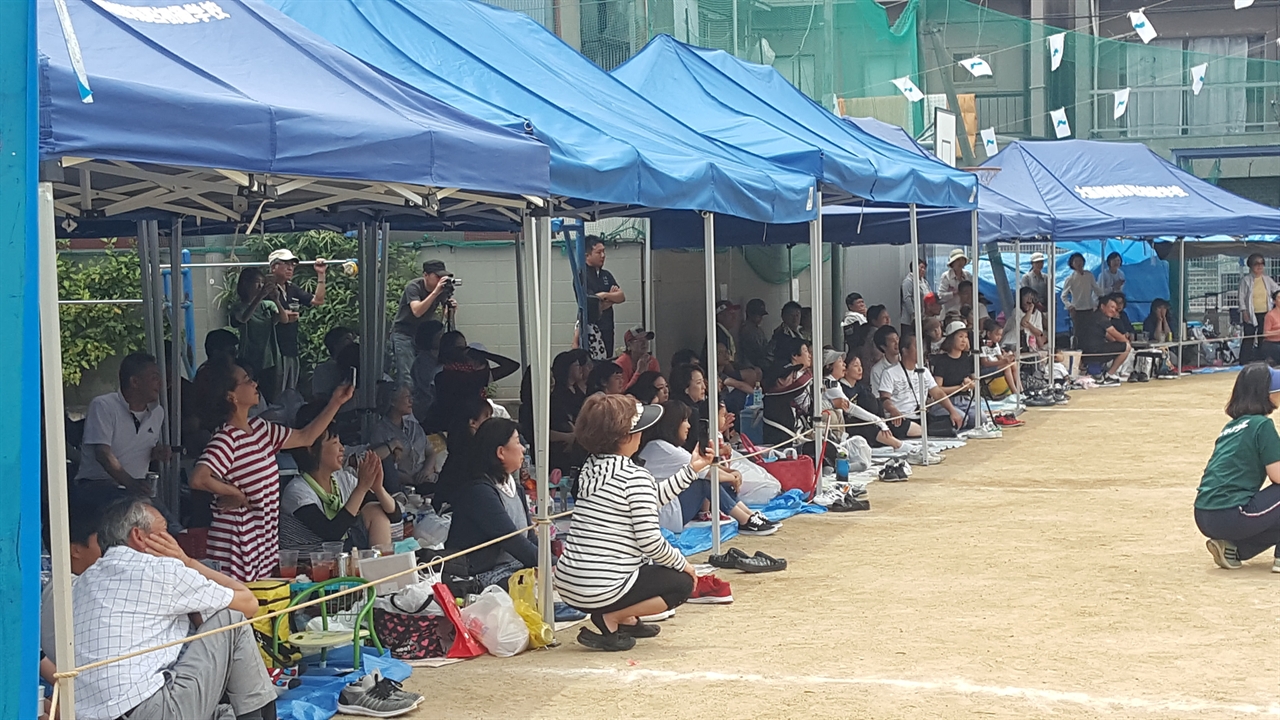 26일 일본 오사까조선제4초급학교(교장 김신남)에서  제66회 운동회에서 학부모들이 응원하고 있다.