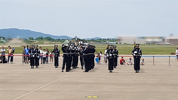 대회에 앞서 대한민국 공군 특수비행팀 블랙이글스의 화려한 축하비행과 의장대 시범, 군악대 공연 등이 펼쳐져 이곳을 찾은 시민들에게 큰 박수를 받았다.