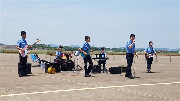 2019 스페이스 챌린지 충남지역 예선 대회에서 공군 20전투비행단 밴드동아리가 공연을 펼치고 있다. 