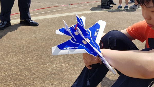 2019 공군참모총장배 2019 스페이스 챌린지 대회에 참가한 한 학생이 F-15 모형을 들고 다음 순서를 기다리고 있다. 