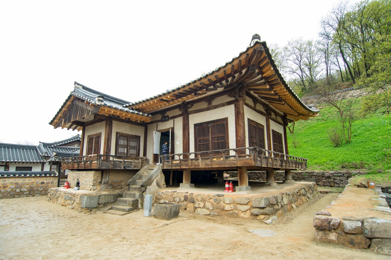  석주 이상룡의 임청각의 군자정. 그는 “공자·맹자는 나라를 되찾은 뒤에 읽어도 늦지 않다”고 하며 조상의 신주를 땅에 묻고 서간도로 망명했다.