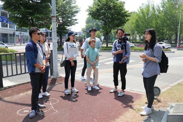 망월동 추모비 앞에서 한수진(전남대학교) 학생이 열사설명을 하고 있다