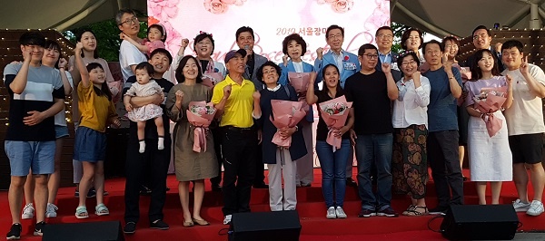 박원순 시장 부부와 류경기 중랑구청장 부부, 박홍근 의원 부부, 서영교 의원 부부와 관내 모범 가정 6쌍의 가족들이 함께 기념사진을 촬영했다.