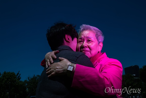  .두 사람은 포옹했다. 이내 김보라씨의 눈에 눈물이 고였다. 