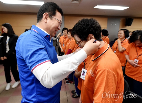 5월 27일 오전 '같이가유(家U)실버사원 노인일자리' 발대식에 참석한 박남춘 인천시장이 실버사원 어르신들을 격려하기 위해 직접 사원증을 걸어줬다.
