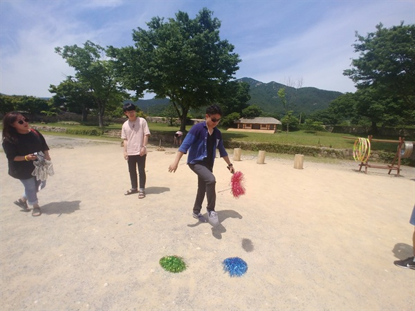 낙안읍성 민속놀이 체험터에서 준려가 제기를 체험해보고 있다