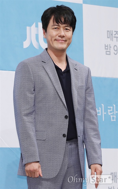 '바람이 분다' 감우성, 멜로의 미소 배우 감우성이 27일 오후 서울 논현동의 한 호텔에서 열린 JTBC 새 월화드라마 <바람이 분다> 제작발표회에서 포토타임을 갖고 있다. <바람이 분다>는 이별 후에 다시 사랑에 빠진 두 남녀가 어제의 기억과 내일의 사랑을 지켜내는 로맨스 드라마다. 27일 월요일 오후 9시 30분 첫 방송.