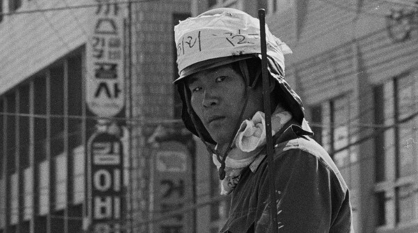 영화 <김군>은 지만원이 1980년 5월 광주 민주화 운동의 사진 속 인물들을 북한 특수부대원들인 ‘광수’로 지목하는 것으로 시작한다.