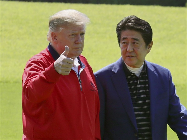 일본을 방문 중인 도널드 트럼프 미국 대통령이 작년5월 일본 수도권 지바현 한 골프장에 도착한 뒤 아베 신조(安倍晋三) 일본 총리와 만나 엄지손가락을 치켜들고 있다.