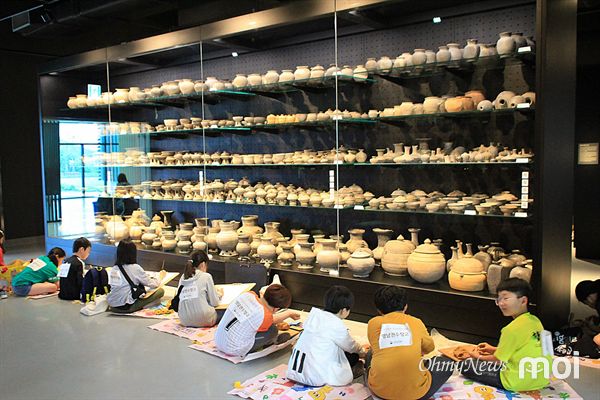 국립경주박물관 영남권 수장고 내부에 진열된 문화재 모습