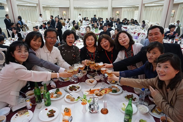 '평양호텔' 2층 연회장에서 일본 오사카에서 온 30여 명 '재일동포조국방문단'이 3박 4일 동안 북녘 가족친지들과 함께하는 마지막 날 행사로 저녁식사를 함께 한 다음 다시 만날 때까지 건강을 기원하는 건배를 하고 있다(2019. 5. 2.).