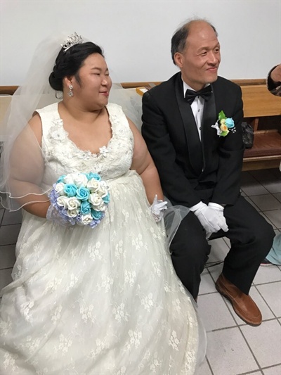 10년 전 쪽방에 살면서 만난 남자친구와 결혼식을 올렸다. 부부는 "자신들의 행복한 사진을 공개해달라"며 기자에게 요청했다.