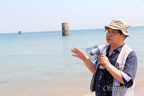 일본인 우즈오카 사다오씨가 야마구치(山口)현 우베(宇部)시 도코나 해안 ‘조세이(長生) 탄광’ 수몰사고 환기구인 '피아' 앞에서 설명하고 있다.