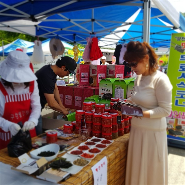빨간장터에는 지역 농산물 뿐만 아니라 지역 특산품도 판매되고 있어 방문객들의 지갑을 열게 하고 있다. 