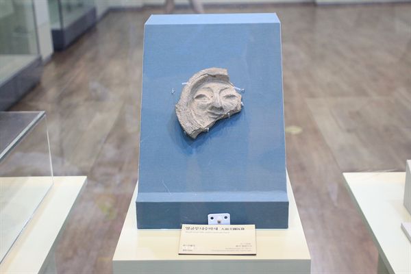 국립경주박물관 신라역사관에 전시된 경주 얼굴무뉘 수막새 모습