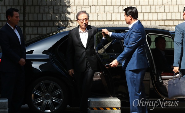 서초동 서울고법에 도착한 이명박 전 대통령이 승용차에서 내리고 있다.
