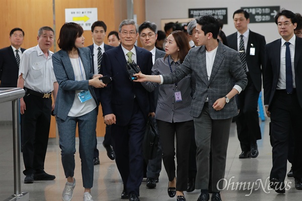 사법행정권 남용, 재판 개입 등 '사법농단' 피고인 고영한 전 대법관이 29일 오전 첫 재판을 받기 위해 서초동 서울중앙지법에 도착하고 있다.