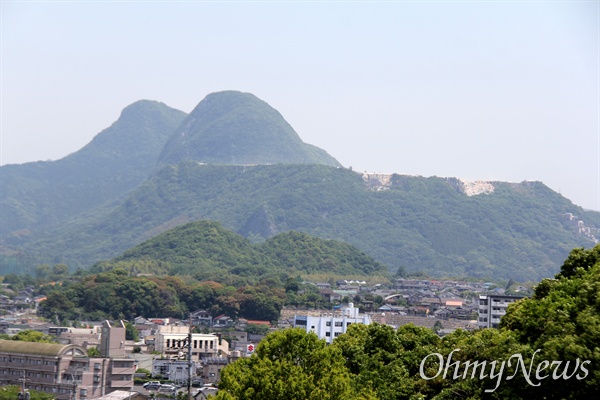 일본 타가와 탄광으로, 원래는 산 봉오리 3개가 나란히 있었으나 석탄을 캐내면서 봉우리 1개가 낮아져 있다. 사진은 석탄박물관 뒤편에 있는 '한국인징용희생자위령비'에서 바라본 모습.