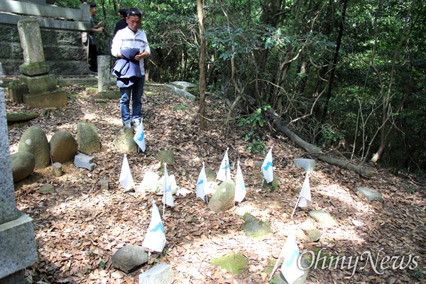 조선인 집단 매장지인 일본 '휴가 묘지'에 통일촌 회원들이 한반도기를 꽂아 놓았다.