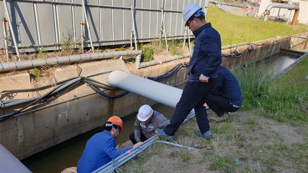  지난 23일부터 한화토탈 대산공장에 대해 합동조사가 이뤄지고 있는 가운데,충남도는 29일 조사결과를 발표하고 모두 10건의 불법행위가 적발됬다고 밝혔다. 사진은 합동조사단의 조사 모습이다.)