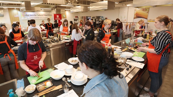 20일 서초구 한 요리학원에서 열린 참가 외국인들이 '매운 돼지갈비찜'요리를 하고 있다.