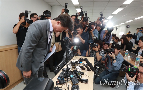 한국인 관광객들이 탑승한 헝가리 부다페스트 다뉴브강 유람선 침몰사고가 발생한 가운데 30일 오전 서울 중구 참좋은여행사에서 이상무 전무이사가 브리핑 도중 고개숙여 사과하고 있다.