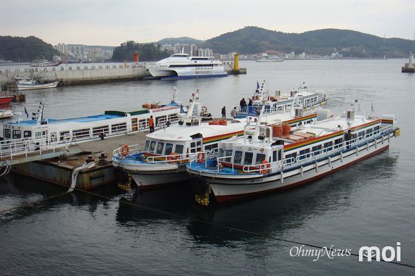 통영유람선 터미널에 정박중인여객선들