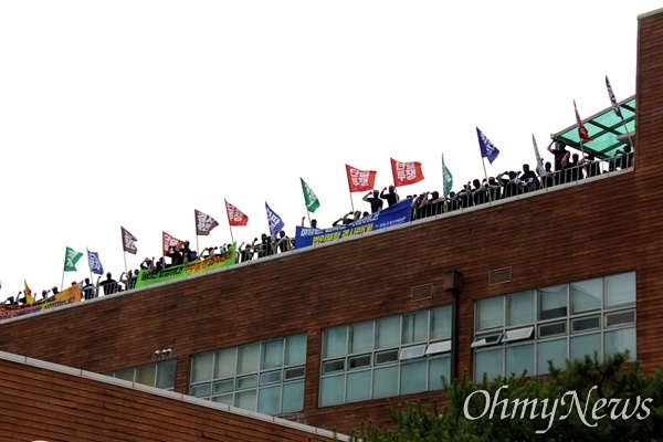 5월 30일 오후 울산 동구 한마음회관 옥상에서 구호를 외치는 금속노조 현대중공업지부 조합원.