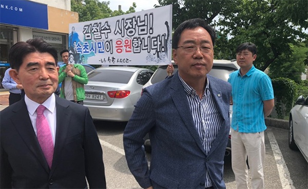 30일 김철수 속초시장이 공직선거법위반 1심 선고를 받기 위해 변호사와 함께 법정으로 들어가고 있다.