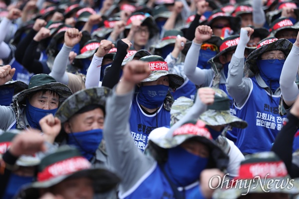 민주노총 울산본부 조합원들이 30일 오후 울산 동구 한마음회관에서 현대중공업 법인분할-대우조선매각 저지 민주노총 영남권 노동자대회를 열고 있다. 