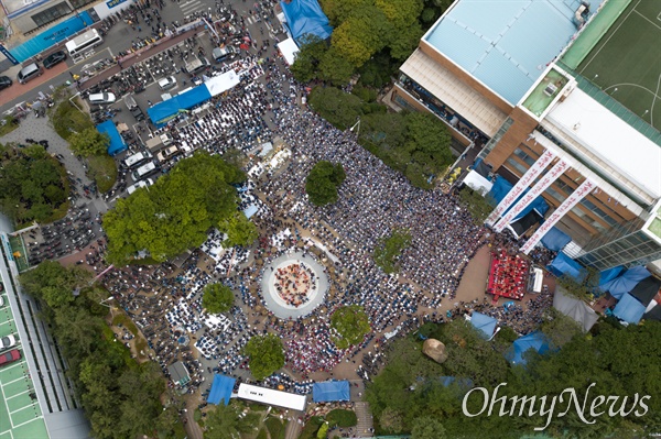 민주노총 울산본부 조합원들이 30일 오후 울산 동구 한마음회관에서 현대중공업 법인분할-대우조선매각 저지 민주노총 영남권 노동자대회를 열고 있다. 