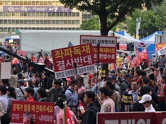 25일 광화문역 앞에서 열린 자유한국당 6차 장외집회. 과거 군사정권 때나 볼 수 있던 ‘독재’ 주장이 곳곳에서 터져 나온다.