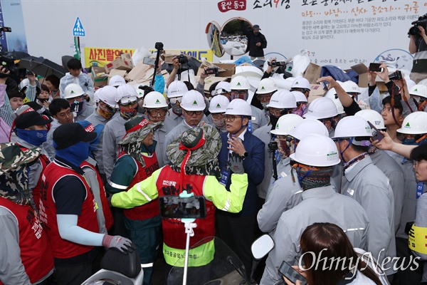 법인분할과 본사이전 여부를 결정할 현대중공업 주주총회를 저지하기 위해 노동자들이 점거농성중인 울산광역시 동구 한마음회관앞에서 31일 오전 회사측 주총 준비요원들이 노동자들과 대치하고 있다.