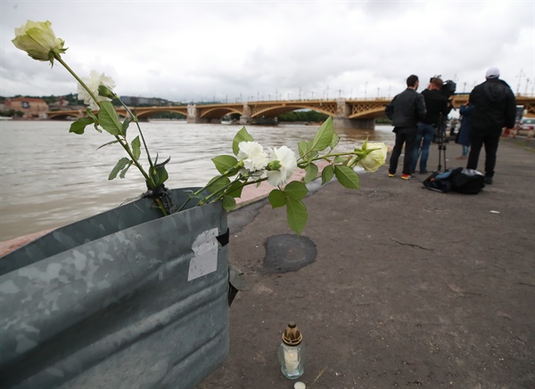 한국인 관광객들이 탑승한 유람선 '허블레아니'(헝가리어로 '인어')가 침몰한 헝가리 부다페스트 다뉴브강 머르기트 다리 부근에서 30일 오후(현지시간) 현지 주민이 놓고간 하얀 장미와 촛불이 놓여 있다.2019.5.30