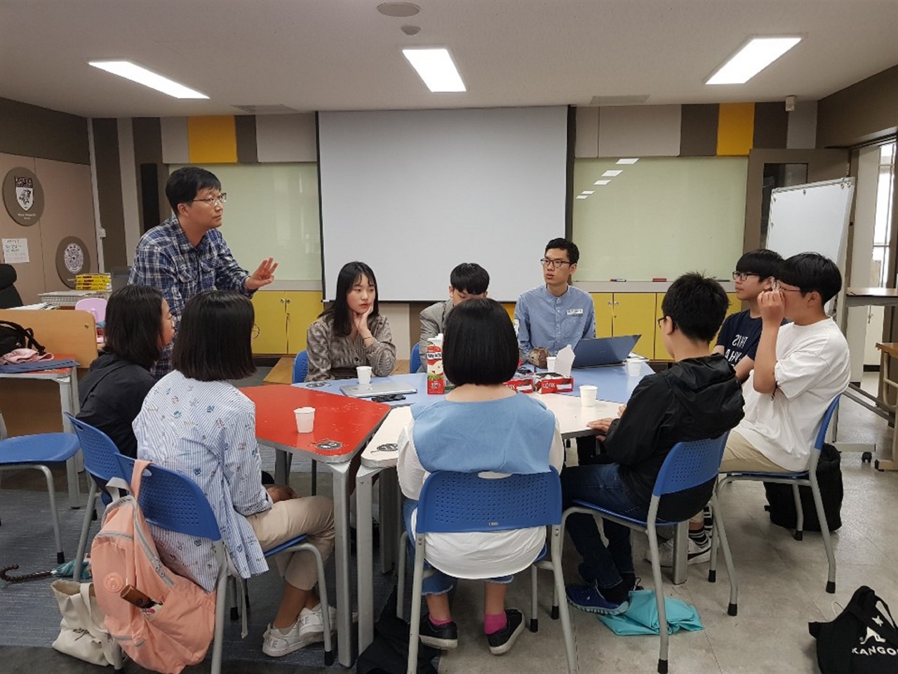 "지금 대구교육청에서는" 한국어 IB 도입을 추진 중인 대구교육청의 동부교육지원청(교육장 박영애)에서는 ‘청소년 학자양성 교육과정’을 운영하여 주목 받고 있다. 소논문 수업은 IB 교육과정의 핵심이다. 