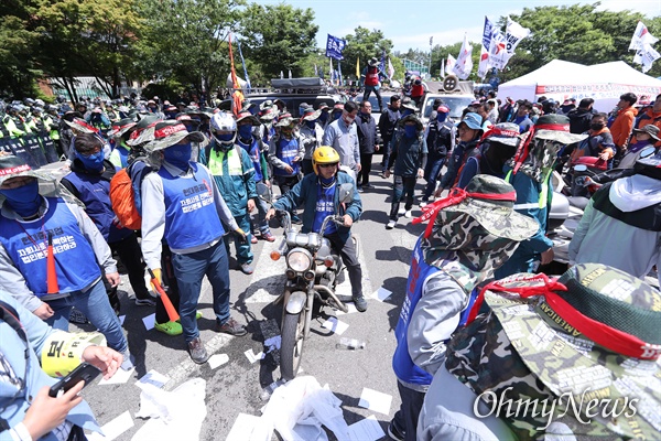 31일 오전 현대중공업 주주총회 저지를 위해 울산 동구 한마음회관 점거농성을 벌이던 노동자들이 주총장소가 울산대 체육관으로 변경되었다는 회사측의 기습발표를 들은 뒤, 오토바이 등을 이용해 급히 이동하고 있다.