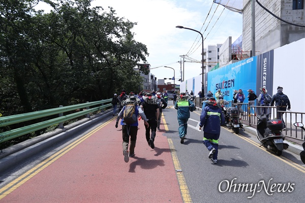 31일 오전 현대중공업 주주총회 저지를 위해 울산 동구 한마음회관 점거농성을 벌이던 노동자들이 주총장소가 울산대 체육관으로 변경되었다는 회사측의 기습발표를 들은 뒤, 오토바이 등을 이용해 급히 이동하고 있다.