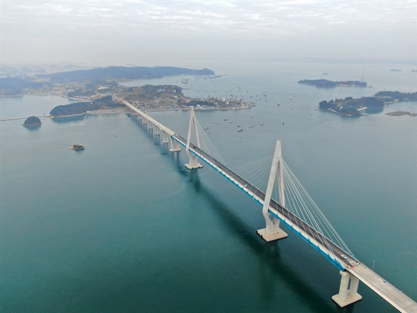 태안군 고남리와 보령시 원산도리 사이에 놓여진 해상교량 막바지 공사에 돌입한 태안~보령간 해상교량의 명칭으로 인한 갈등이 지자체 갈등으로 비화될 조짐도 보이고 있다.