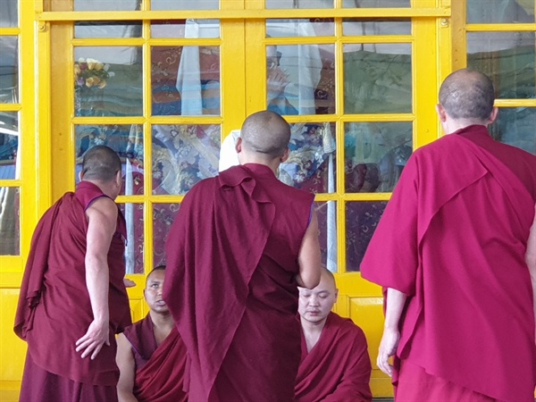 티베트 불교의 논강 모습. 스님들이 앉아 있는 스승들과 토론을 하고 있다. 