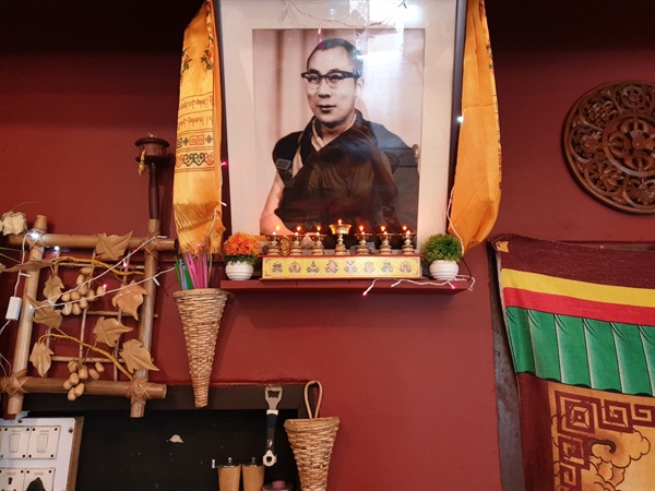 맥그로드 간즈의 한 식당. 어느 곳에서나 볼 수 있는 14대 달라이 라마의 사진이 걸려 있다.